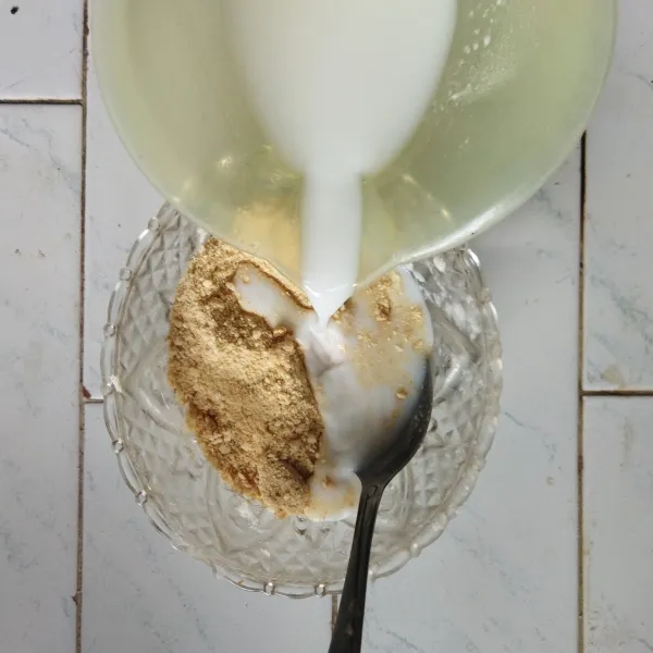 Rendam tepung panir dengan susu cair, lalu aduk rata. 
Sisihkan.