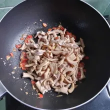 Masukkan usus, aduk rata.