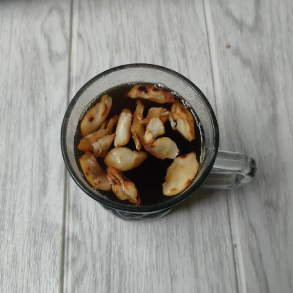 Masukkan seduhan kopi dan rempah ke dalam gelas, tambahkan kacang kenari dan sajikan hangat.