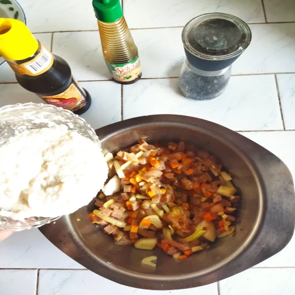 Campurkan daging cincang, sosis, wortel, adonan panir yang sudah direndam, telur kocok, bawang bombay, saus tiram, kecap inggris, merica, pala, garam, gula, bawang putih. 
Aduk hingga merata.
