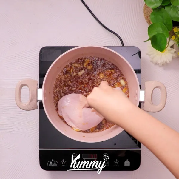 Masukkan ayam dan kecap manis lalu aduk hingga semua ayam terlumuri dengan bumbu.