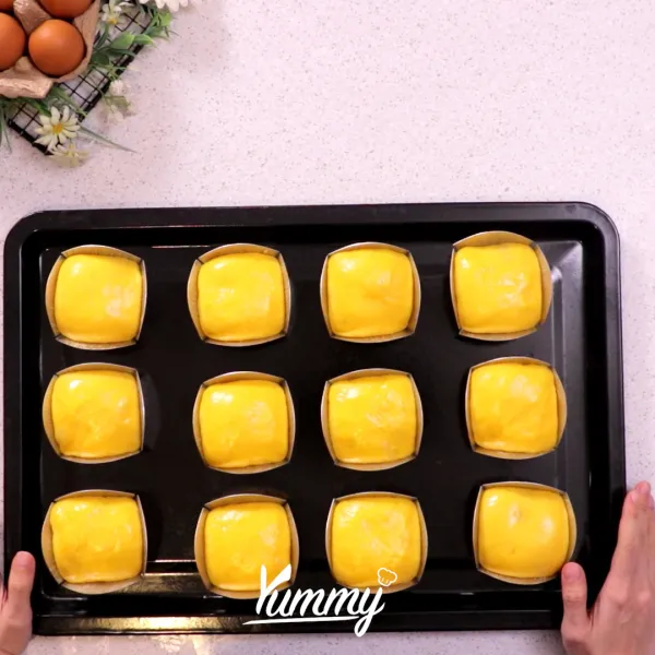 Pemanggangan: Olesi permukaan bluder dengan telur dan susu (egg wash). Beri topping sesuai varian rasa,  kemudian panggang di dalam oven dengan suhu 150 derajat celcius selama 25 menit.
