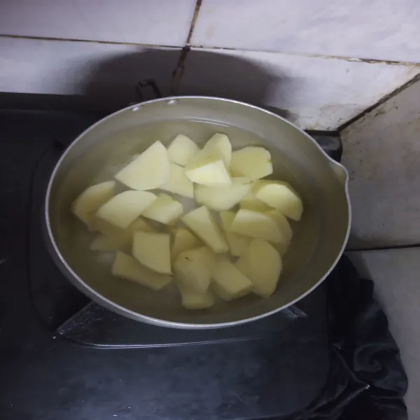 Kupas kulit kentang, potong dadu kemudian rebus selama 6 menit.