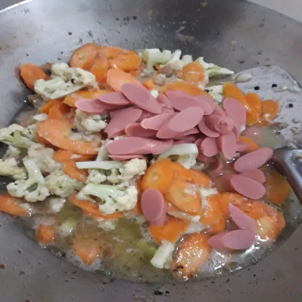 Masukkan wortel, brokoli dan sosis.
Aduk rata.