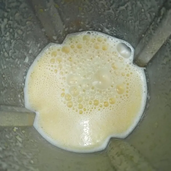 Blender labu kuning dan santan hingga halus.