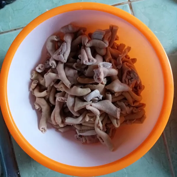 Siapkan usus ayam yang telah direbus dan dipotong-potong.