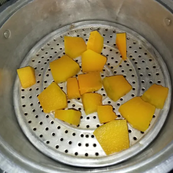 Kukus labu kuning hingga matang.