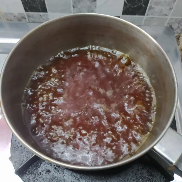 Rebus air dan gula merah sampai larut.
Angkat dan saring air gula merah dari kotoran.