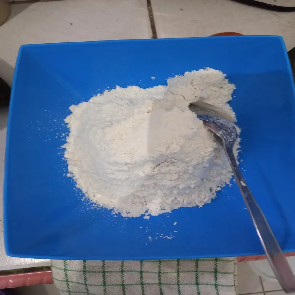 Dalam wadah siapkan tepung terigu.
