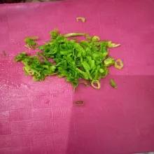 Siapkan daun bawang, cuci bersih dan iris-iris.