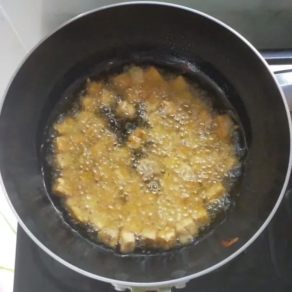 Panaskan minyak goreng, lalu goreng tempe sebentar kemudian angkat dan tiriskan.