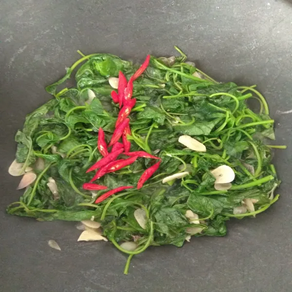 Terakhir, masukkan cabe, aduk rata lalu angkat.