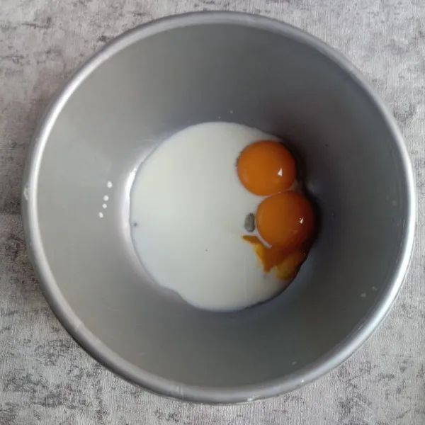 Aduk berlahan kuning telur dan susu hingga tercampur rata dengan whisk.