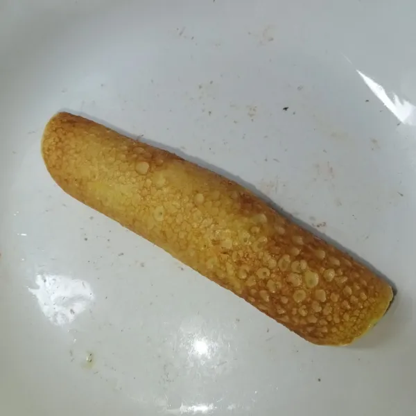 Lalu gulung dan rapikan, siap disajikan.