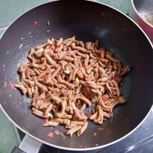 Bumbui gula, garam, merica bubuk, kaldu bubuk, dan kecap manis. Masak hingga matang.