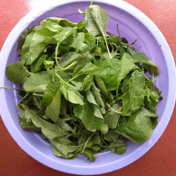 Siapkan bayam yang telah disiangi dan dicuci bersih.