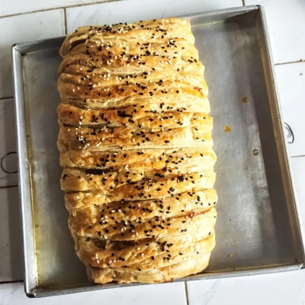 Panggang selama 45 menit dengan suhu 180° C hingga matang kecoklatan. 
Angkat dan dinginkan.