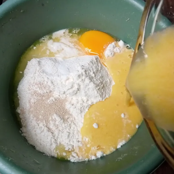 Tuang cairan labu kuning dan aduk-aduk hingga tercampur rata dan tidak ada tepung yang menggumpal.