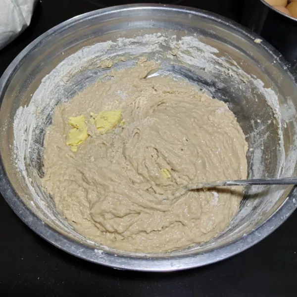Aduk hingga tercampur rata, kemudian tambahkan butter dan sejumput garam, aduk kembali.
