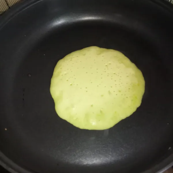 Panaskan teflon dan tuang satu sendok sayur adonan, masak dengan api kecil hingga matang.