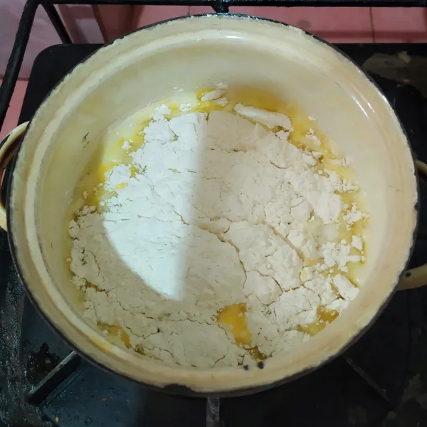 Didihkan air, garam dan margarin, kecilkan api lalu masukkan tepung terigu.
Aduk secepatnya dan masak hingga tanak.
Angkat dan dinginkan.