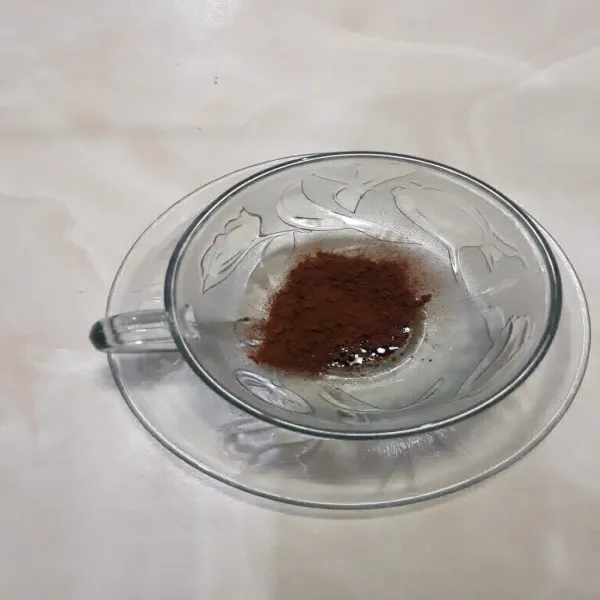 Siapkan gelas, kemudian isi dengan kopi.