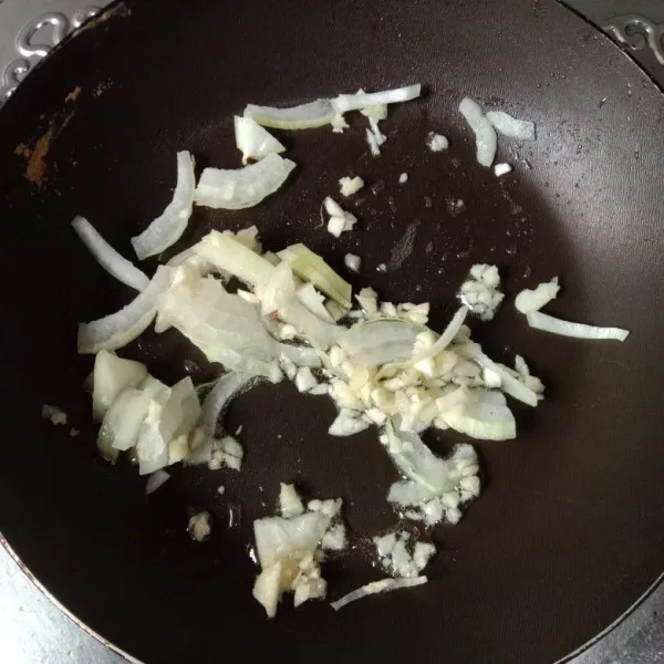 Tumis bawang putih dan bombai sampai harum