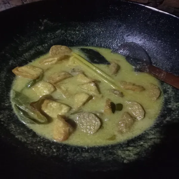 Masak sampai santan kuah sedikit menyusut dan keluar minyak, matikan kompor, siap disajikan.