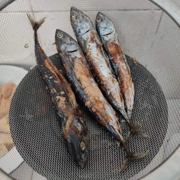 Goreng hingga matang, tiriskan.
