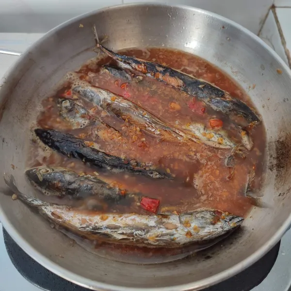 Tambahkan air, bumbui dengan garam, gula, merica bubuk dan kaldu jamur.
Koreksi rasa dan masak hingga air menyusut dan bumbu meresap.
Di sini saya pindah wajan kecil supaya ikan terendam bumbu dan meresap ke dalam ikan.