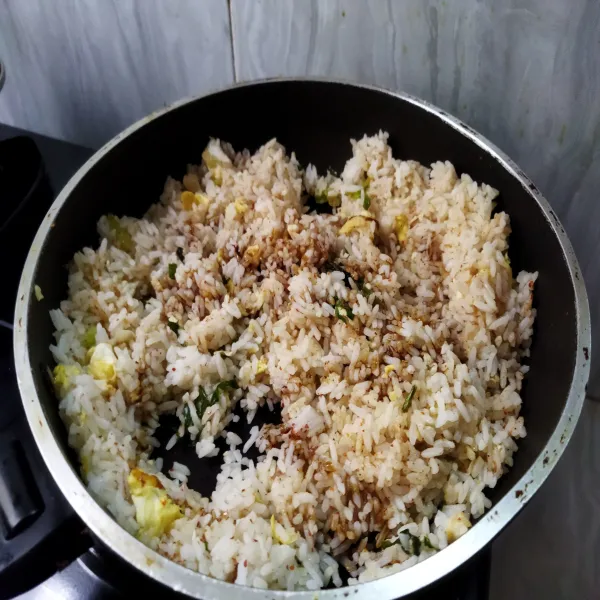 Masukkan nasi dan bumbu lainnya, aduk dan masak sampai tercampur merata. 
Angkat, sajikan dengan topping favorit masing-masing.