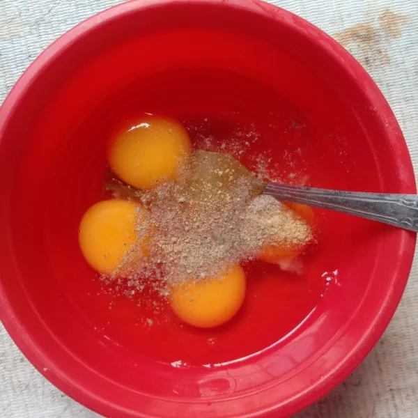 Kocok telur, garam, lada dan kaldu bubuk sampai rata.