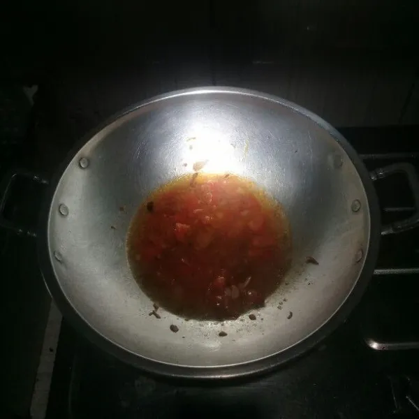 Panaskan minyak lalu tumis bawang merah, bawang putih sampai harum lalu masukkan tomat. Aduk-aduk sampai tomat layu masukkan ebi kecilnya aduk sampai berwarna kecoklatan tambah air biarkan sampai mendidih.
