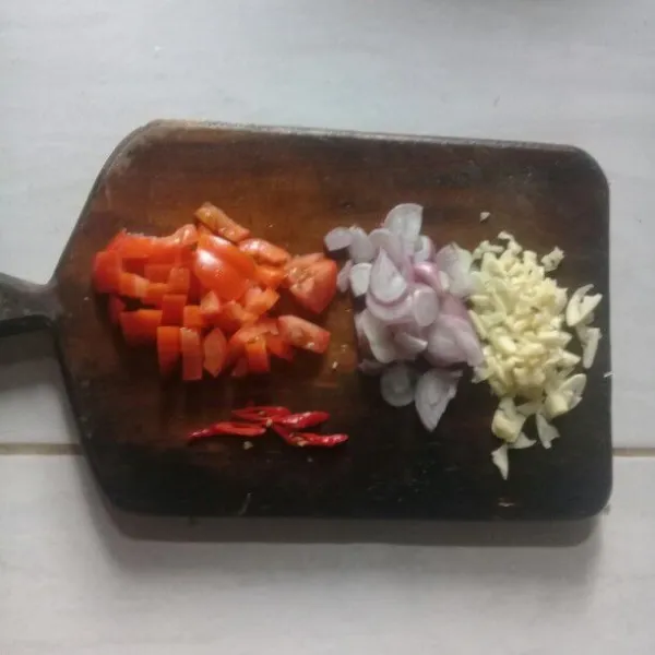 Potong bawang merah, bawang putih, tomat, dan sedikit cabai sisihkan.