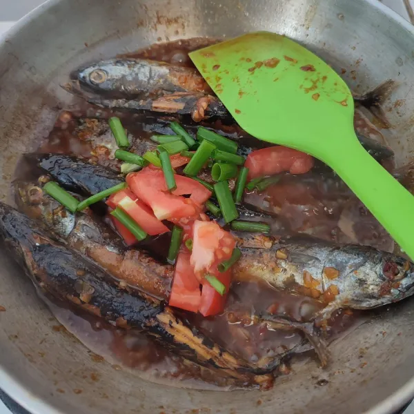 Setelah air menyusut, tambahkan irisan tomat dan daun bawang.
Aduk rata, sajikan.