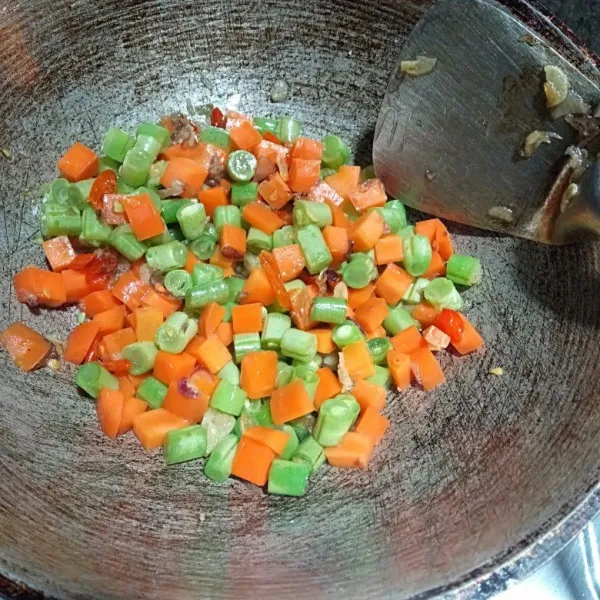 Masukkan buncis dan wortel, lalu aduk hingga rata.