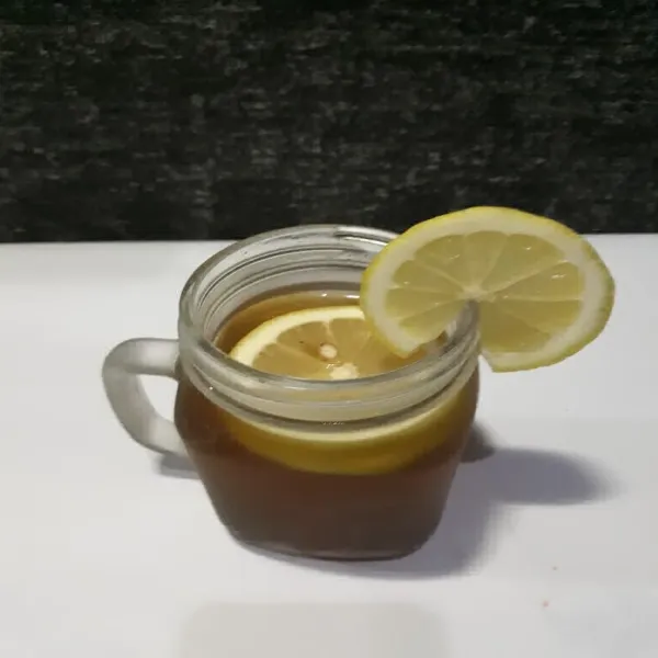 Masukkan air teh, kemudian aduk. Lemon Tea Hangat siap untuk disajikan.