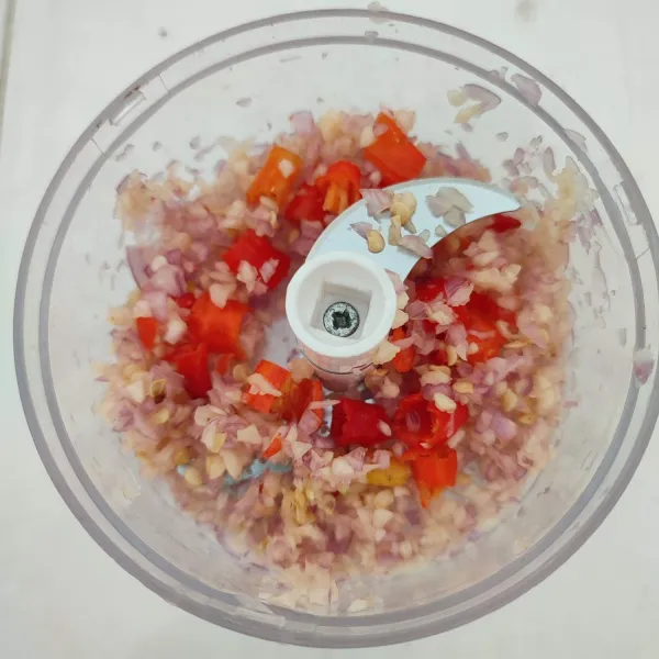 Cincang bawang merah, bawang putih dan cabai rawit.