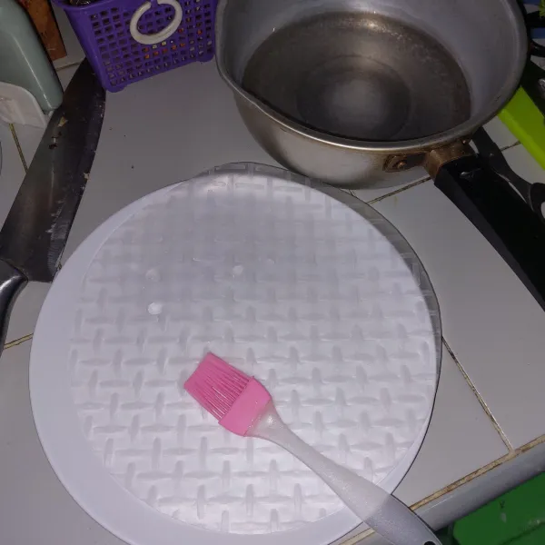 Basahi rice paper dengan air hangat hingga warnanya berubah transparan semua. Boleh juga dengan direndam di air panas lalu tiriskan. Tapi menurut saya dioles air panas ini lebih mudah.