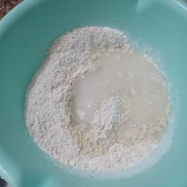 Campurkan tepung ketan, oats, gula pasir, dan susu, lalu aduk sampai tercampur rata.