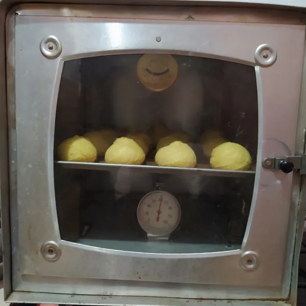 Panggang dalam oven yang sudah dipanaskan terlebih dahulu.
Suhu oven 200°C, panggang sampai kue sus tidak berbusa atau selama 20 menit.
Turunkan suhunya, lanjutkan memanggang selama 10 menit atau sampai matang.