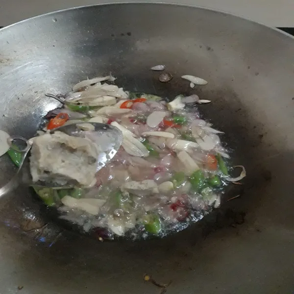 Tumis bumbu iris sampai wangi, pakai minyak bekas goreng ikan teri tadi.
Tambahkan bumbu dasar putih, oseng sebentar.