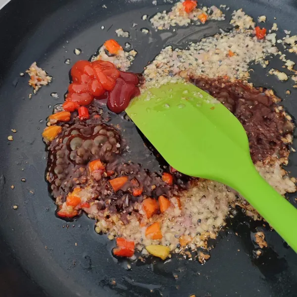 Tambahkan kecap manis, saus sambal dan saus tomat lalu aduk rata.