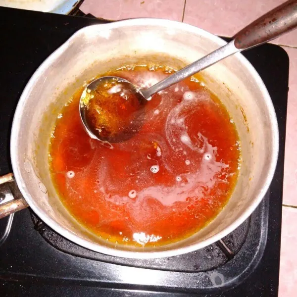 Bahan A : masak gula pasir hingga jadi karamel, tuang air, jangan diaduk, masak sampai gula larut dan mendidih, matikan api dan biarkan hangat.