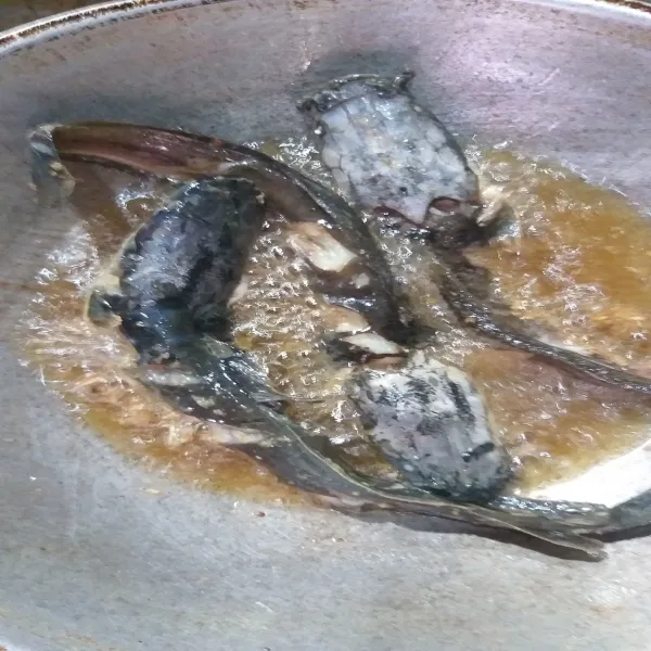 Panaskan minyak goreng ikan hingga matang angkat tiriskan