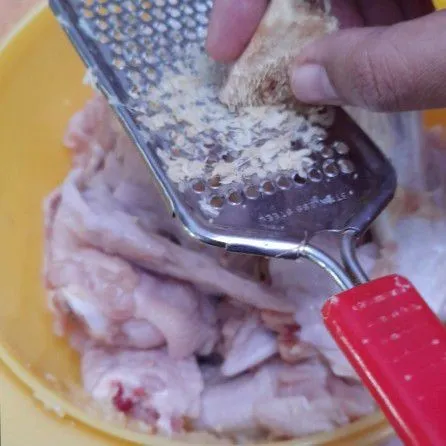 Cuci sayap ayam hingga bersih, marinasi dg jeruk nipis parutan jahe dan garam. Diamkan sekitar 30 menit di dlm kulkas
