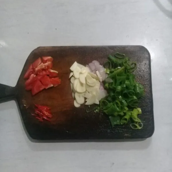 Potong bawang merah, bawang putih, daun bawang, tomat, dan cabai sedikit.