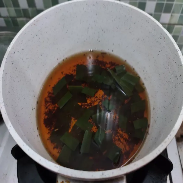 Rebus hingga air berwarna gelap, matikan api.