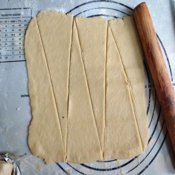 Gilas kulit pastry, kemudian potong kulit pastry bentuk segitiga, sisihkan.