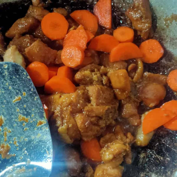 Masukan wortel, tambahkan air, masak hingga wortel empuk dan air setengah menyusut.